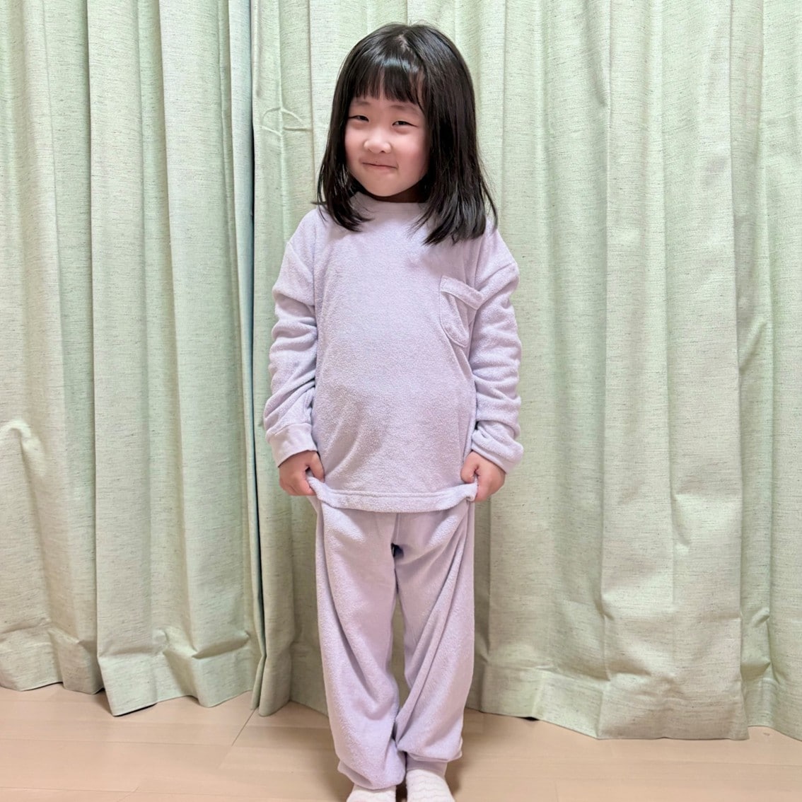着るタオル両面パイル長袖ルームウェアセットを着用した子供の写真です。