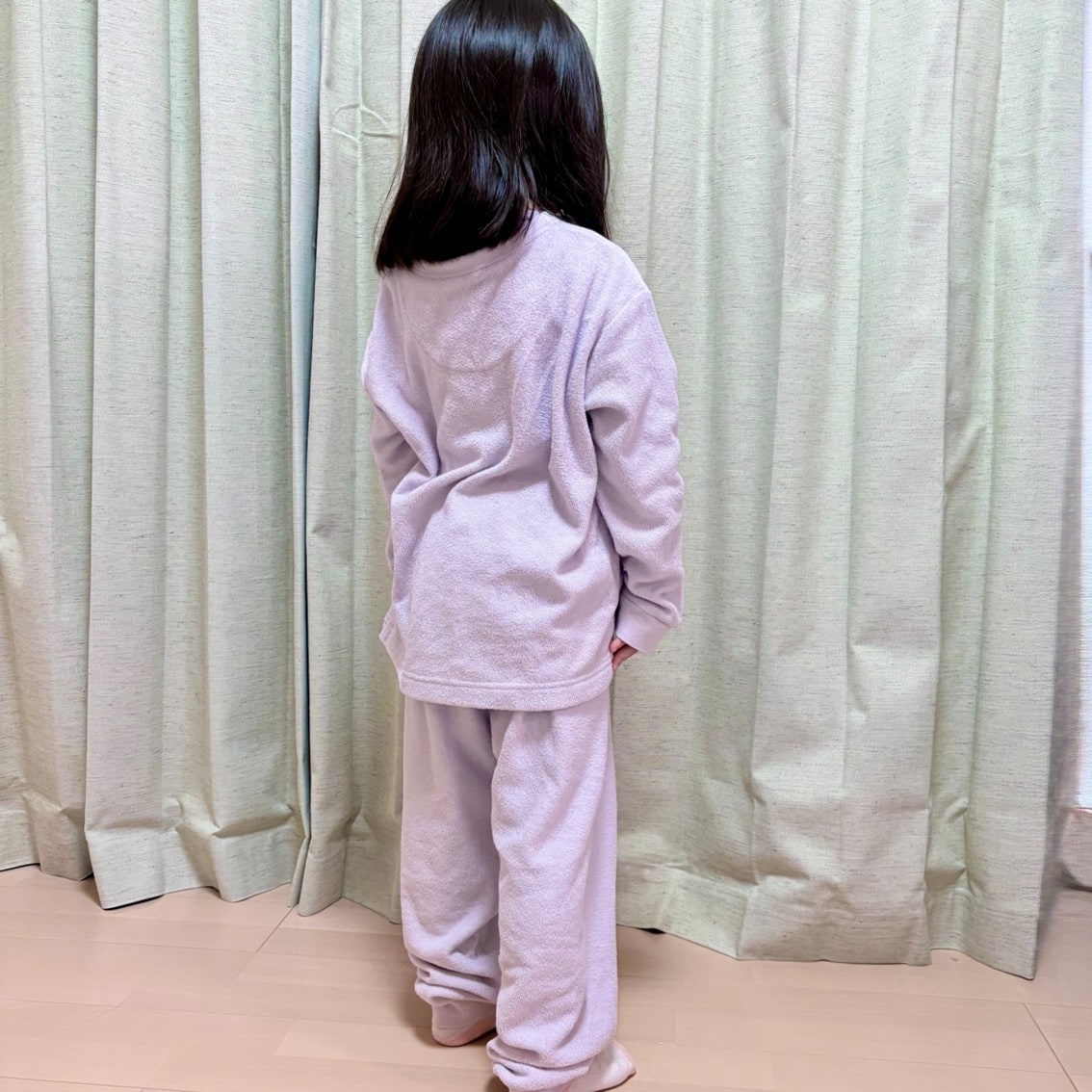 着るタオル両面パイル長袖ルームウェアセットを着用した子供の写真です。