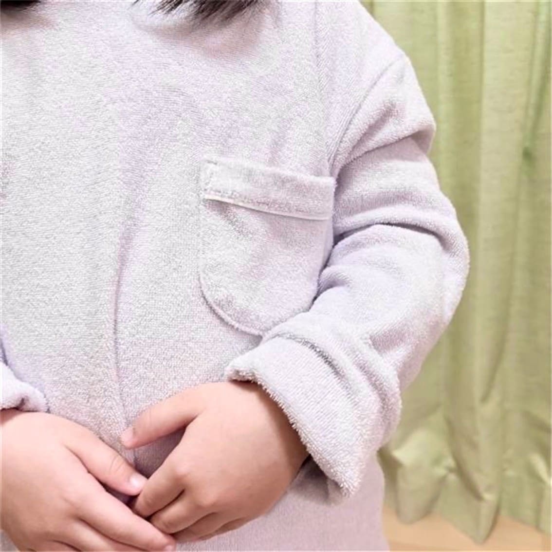 着るタオル両面パイル長袖ルームウェアセットを着用した子供の写真です。