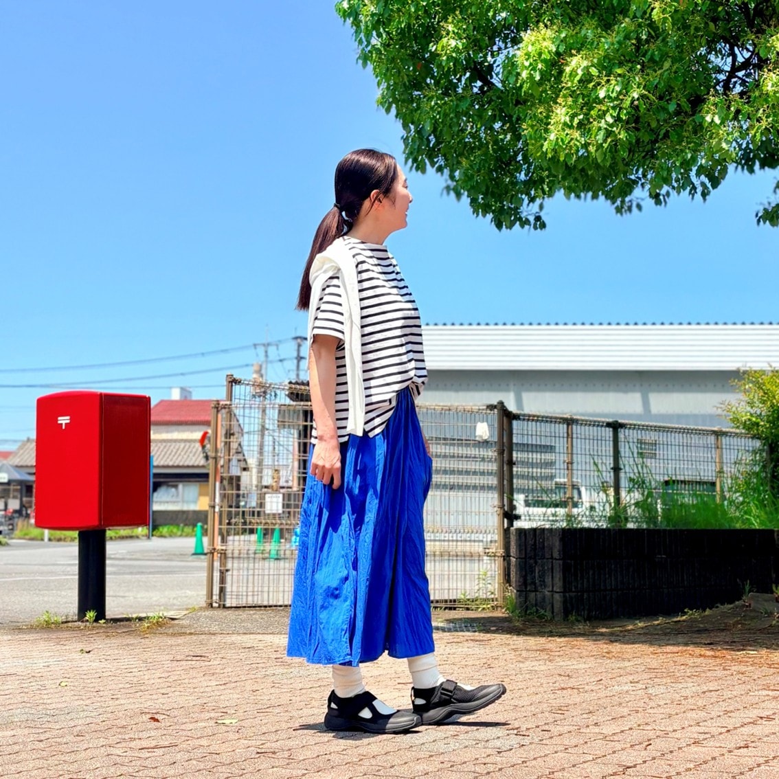 ボーダーのボートネック半袖Tシャツに楊柳イージースカートパンツを合わせたコーディネートのスタッフの写真です。