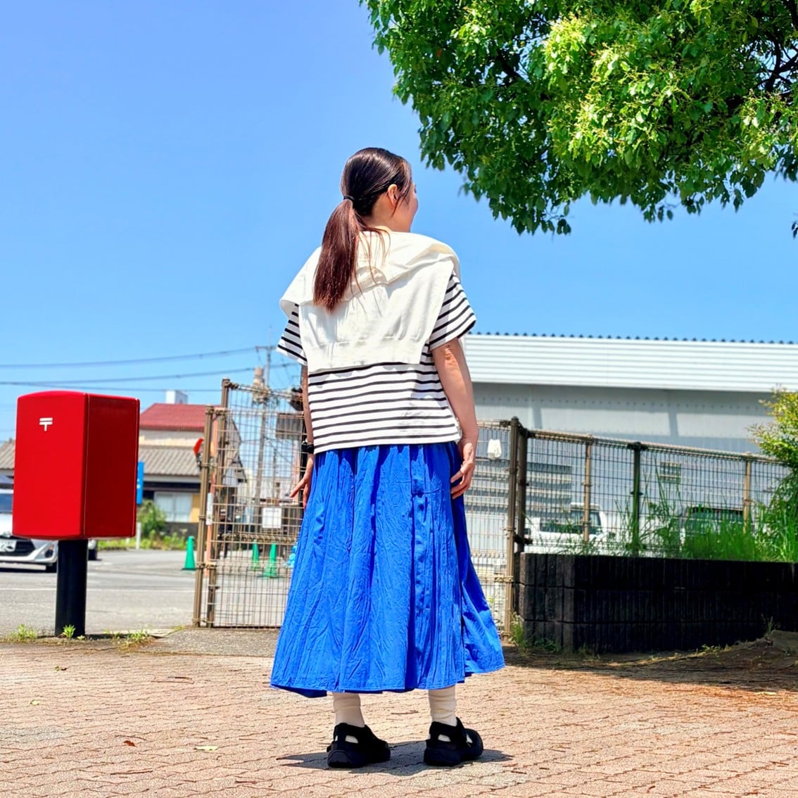 ボーダーのボートネック半袖Tシャツに楊柳イージースカートパンツを合わせたコーディネートのスタッフの写真です。