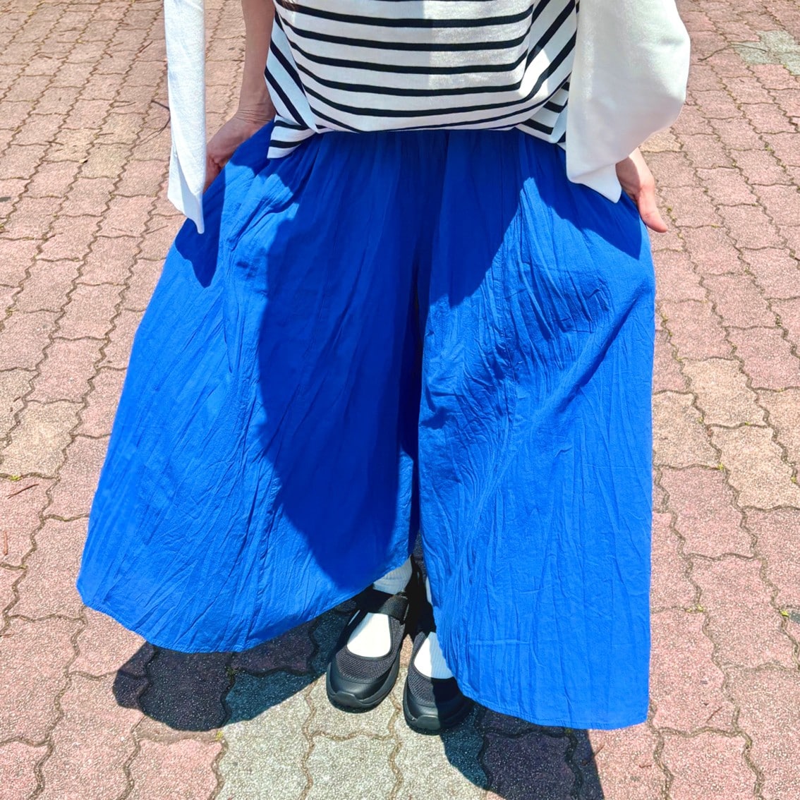 ボーダーのボートネック半袖Tシャツに楊柳イージースカートパンツを合わせたコーディネートのスタッフの写真です。