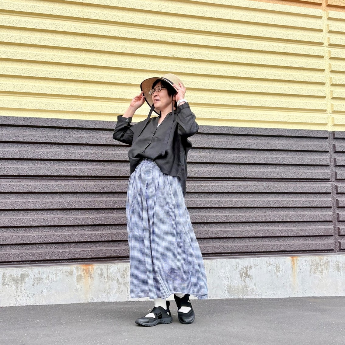 リネンのブラウスに強撚ギャザースカートを合わせたコーディネートのスタッフの写真です。