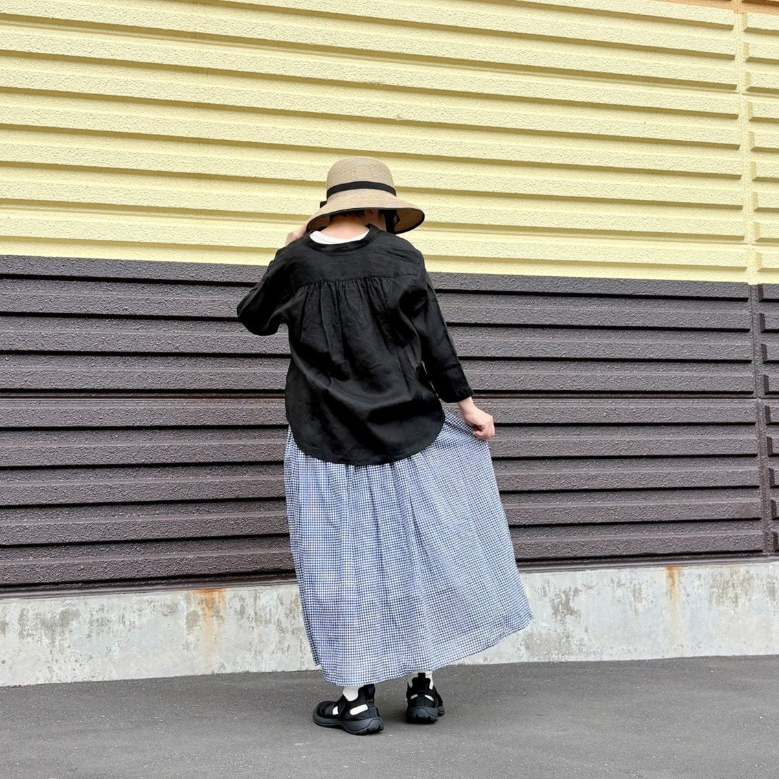 リネンのブラウスに強撚ギャザースカートを合わせたコーディネートのスタッフの写真です。