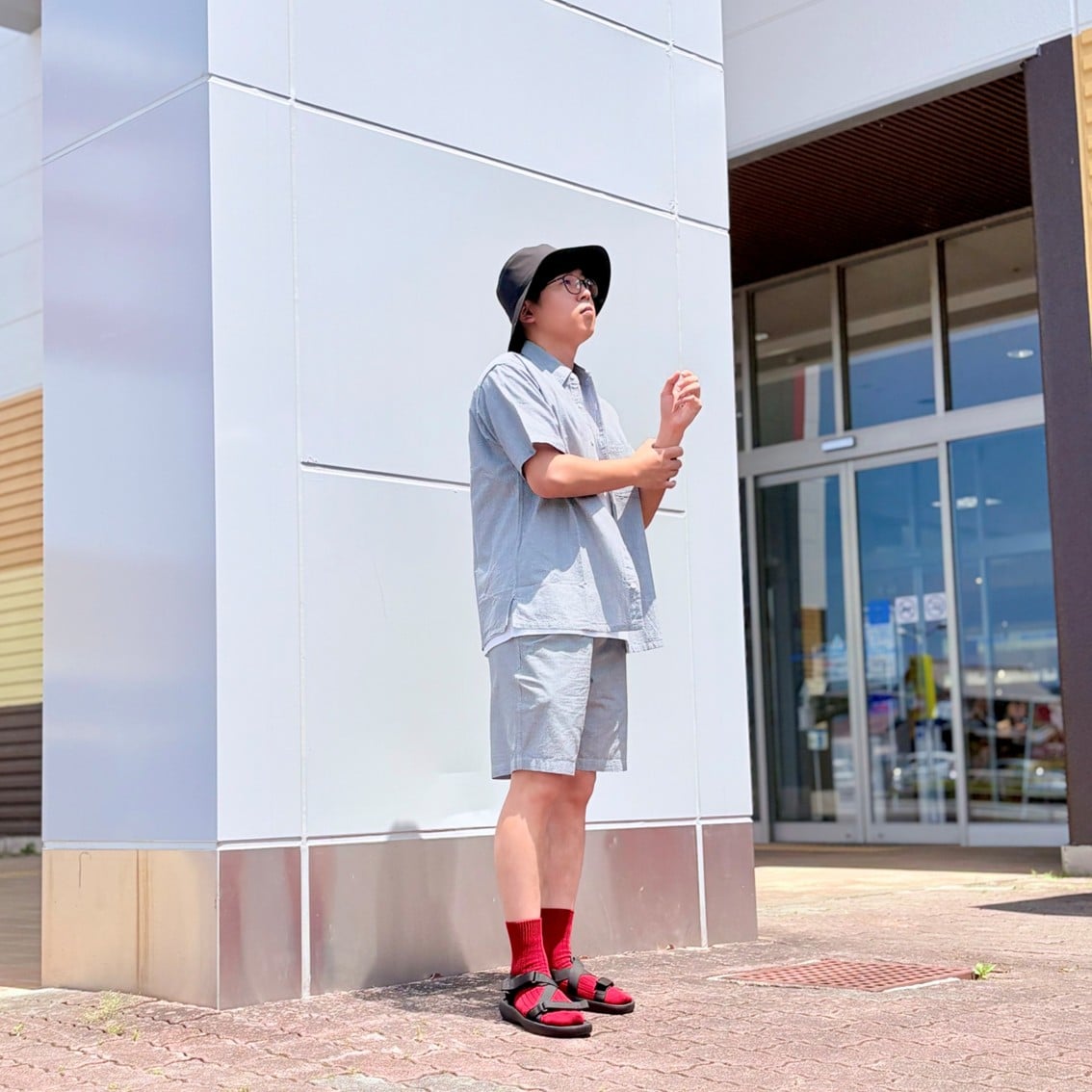 マドラスチェックの半袖シャツとハーフパンツのセットアップにしたスタッフの写真です。