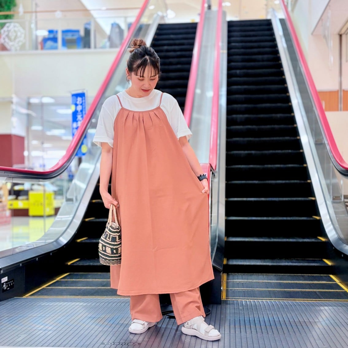風を通すキャミソールワンピースとイージーパンツを合わせたコーディネートのスタッフの写真です。