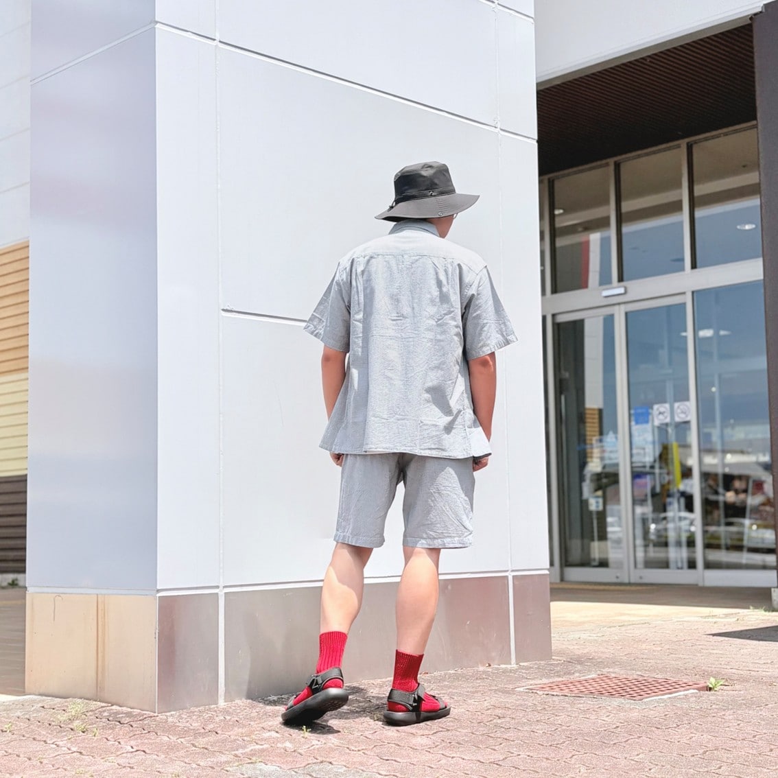マドラスチェックの半袖シャツとハーフパンツのセットアップにしたスタッフの写真です。