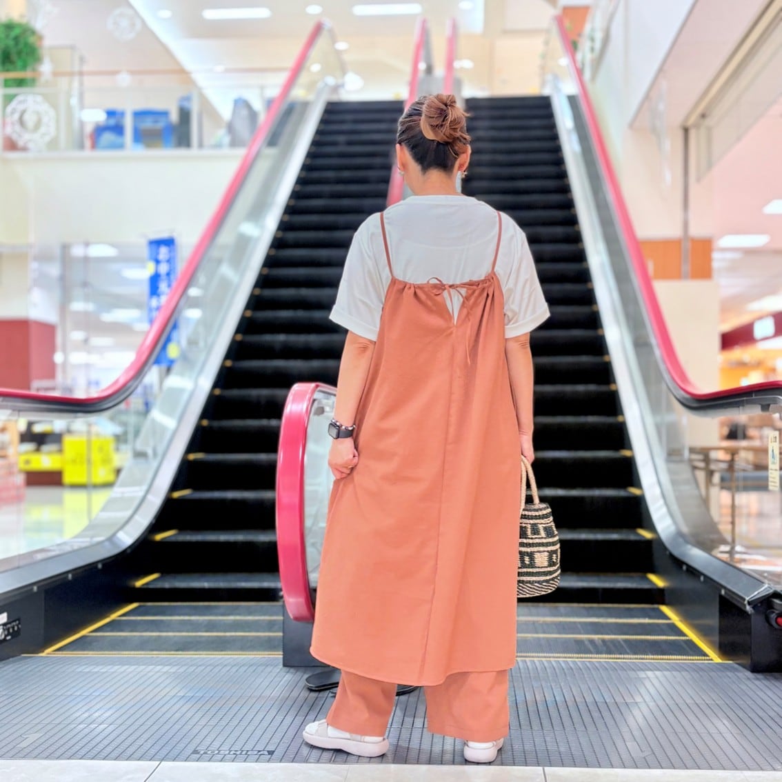 風を通すキャミソールワンピースとイージーパンツを合わせたコーディネートのスタッフの写真です。