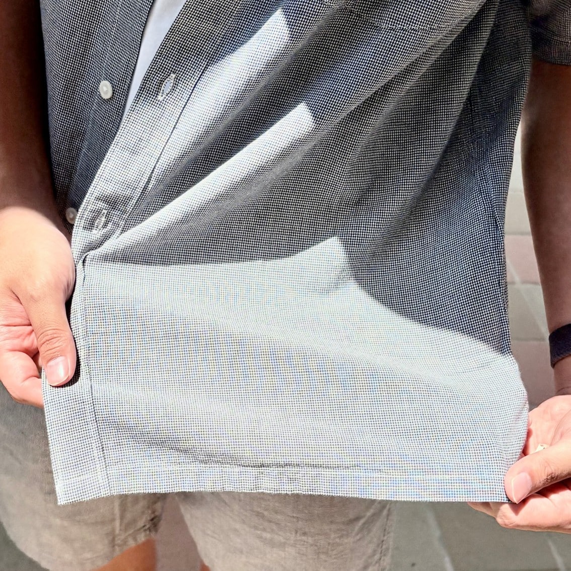 マドラスチェックの半袖シャツとハーフパンツのセットアップにしたスタッフの写真です。