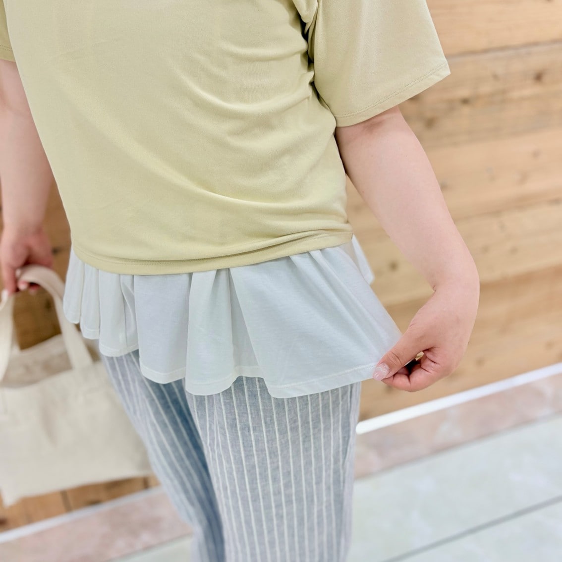 UVカット吸汗速乾クルーネック半袖Tシャツをスリーブレスプルオーバーに重ねたコーディネートのスタッフの写真です
