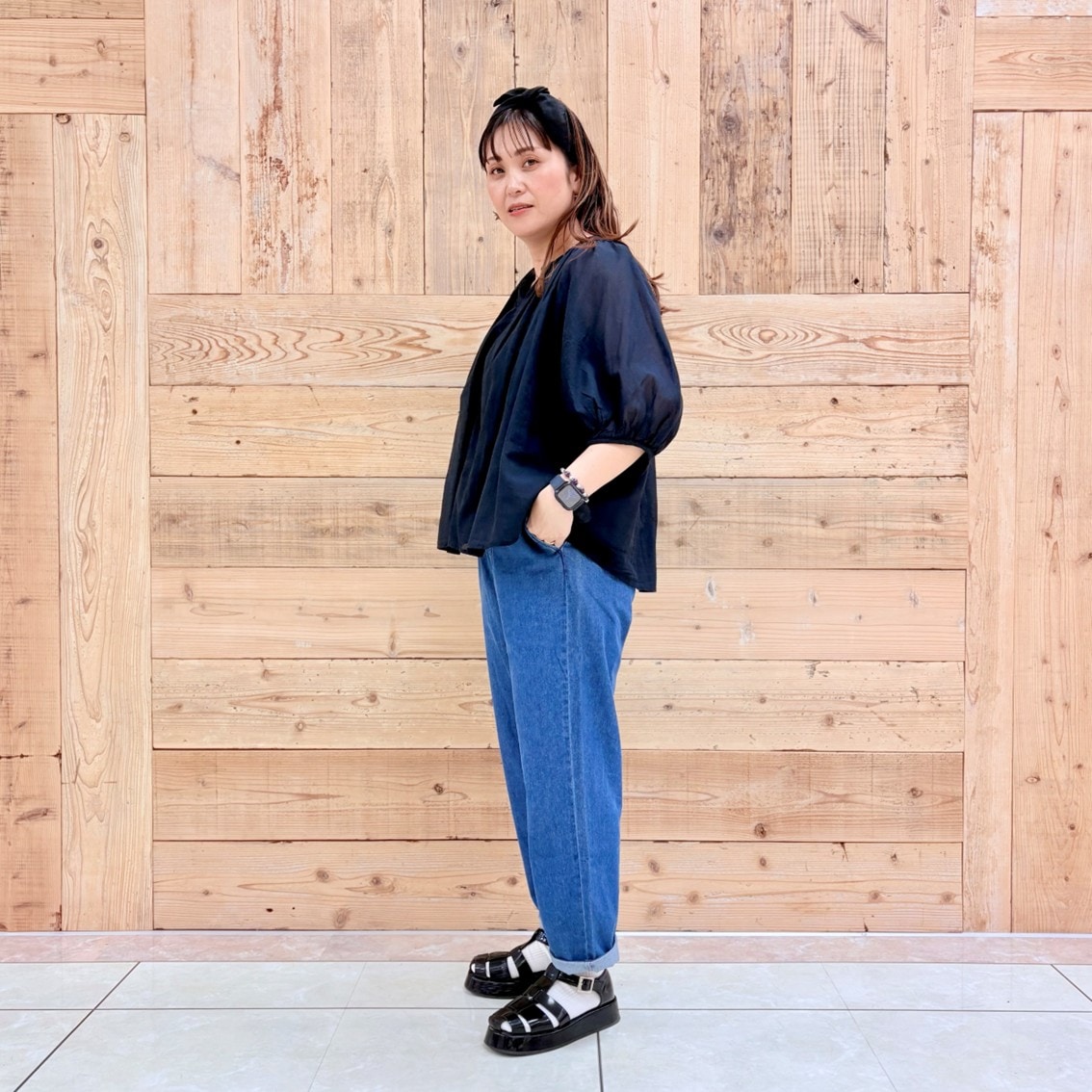 強撚シアー半袖ブラウスをデニムイージーテーパードパンツに合わせたコーディネートのスタッフの写真です。