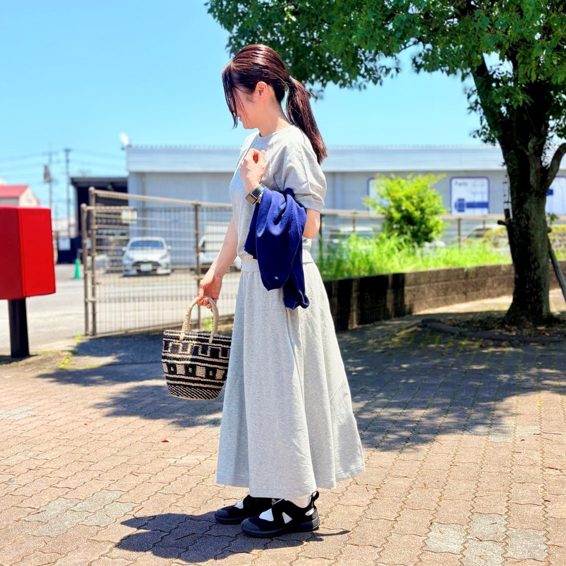 ライトスウェットの半袖Tシャツとフレアスカートのセットアップコーディネートにしたスタッフの写真です。