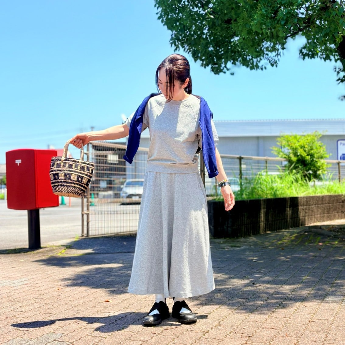 ライトスウェットの半袖Tシャツとフレアスカートのセットアップコーディネートにしたスタッフの写真です。