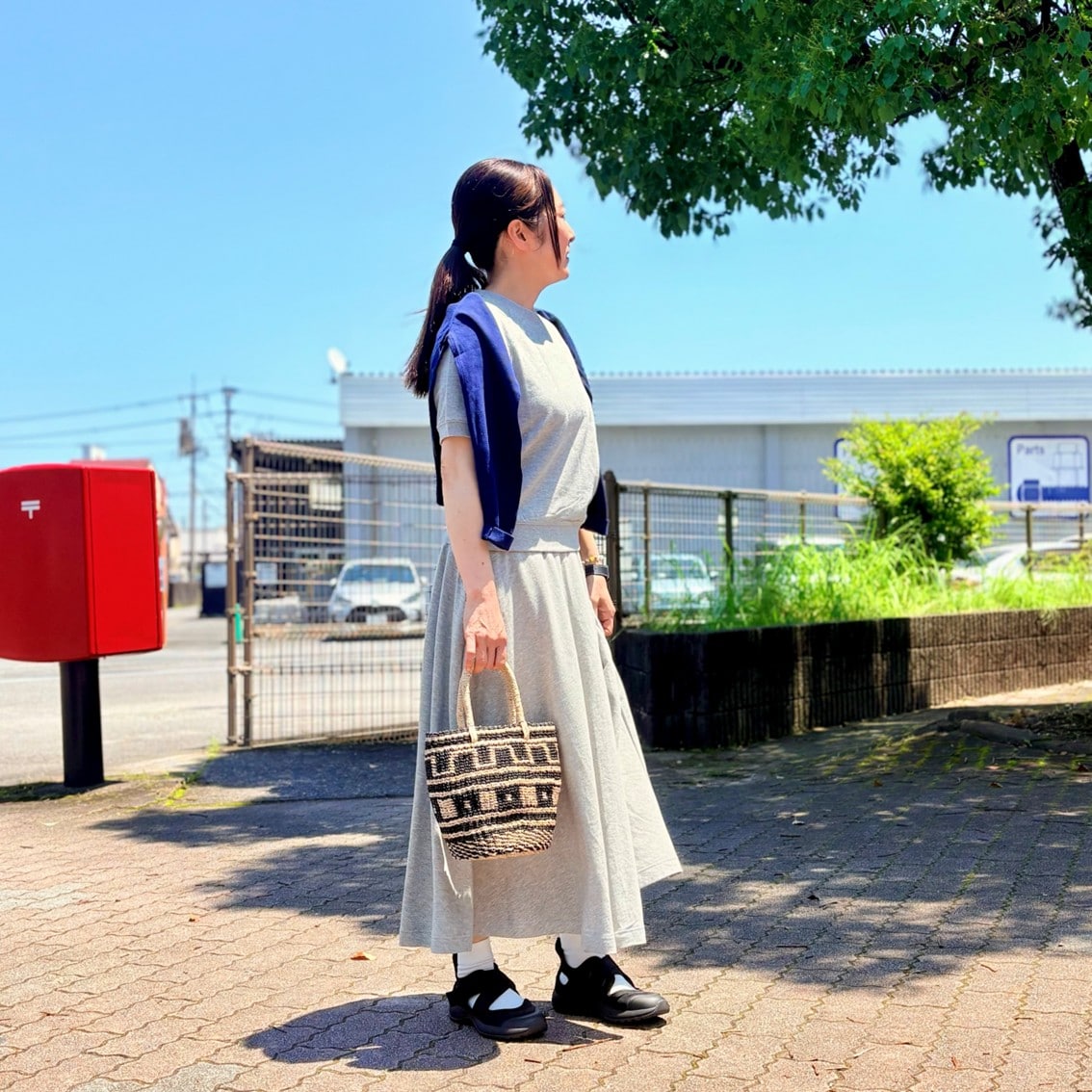ライトスウェットの半袖Tシャツとフレアスカートのセットアップコーディネートにしたスタッフの写真です。