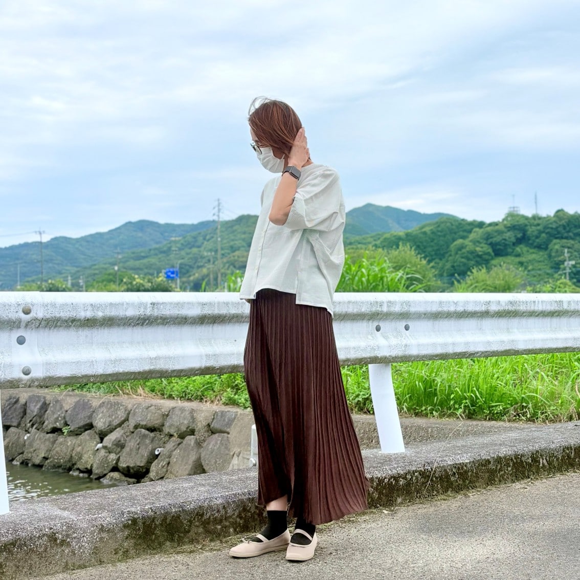 なめらか5分袖ブラウスになめらかニットフレアスカートを合わせたコーディネートのスタッフの写真です。