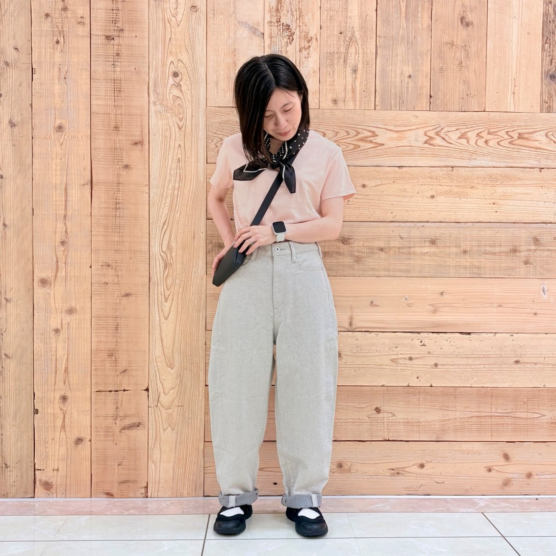 天竺編みクルーネック半袖Tシャツにデニムコクーンパンツを合わせたコーディネートのスタッフの写真です。