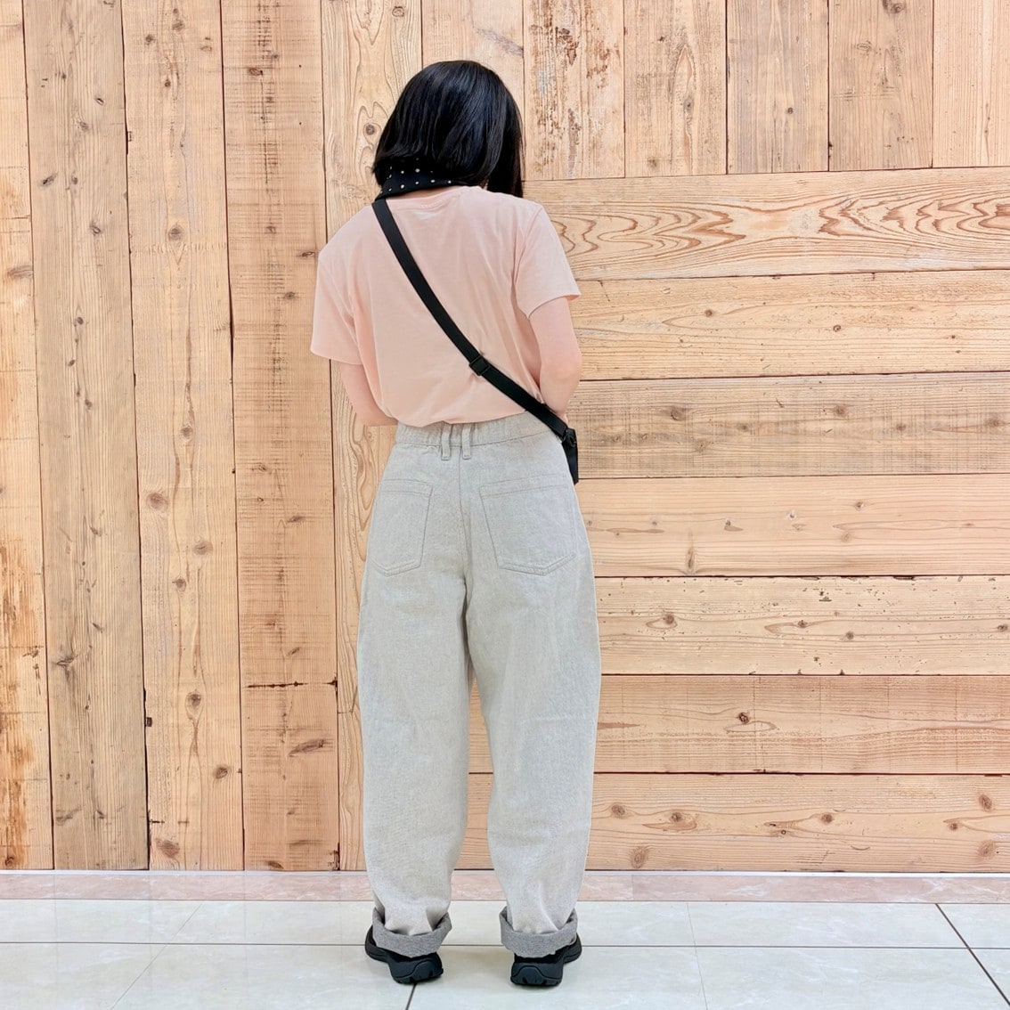 天竺編みクルーネック半袖Tシャツにデニムコクーンパンツを合わせたコーディネートのスタッフの写真です。