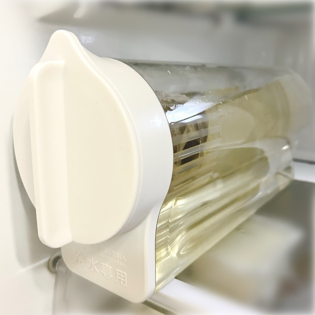 「横置きできる　ストレーナー付き冷水筒」でお茶をつくる様子