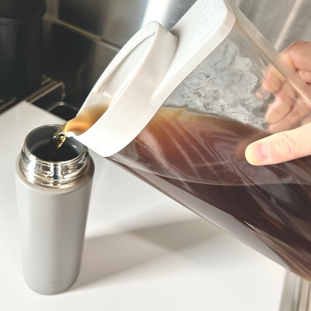 「横置きできる　ストレーナー付き冷水筒」でつくったお茶を水筒にそそぐ様子