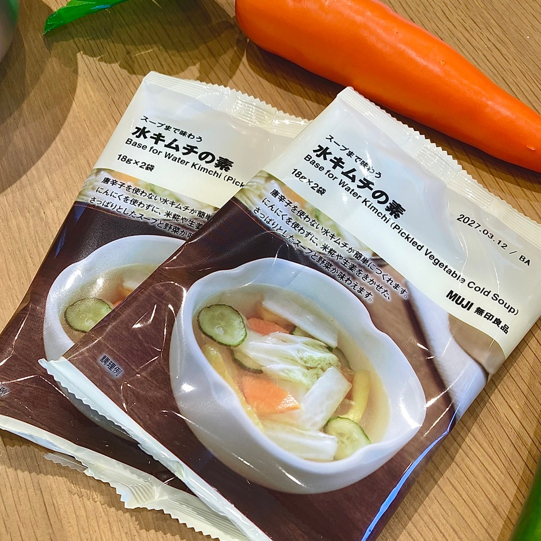机の上にある「水キムチの素」の商品イメージ画像