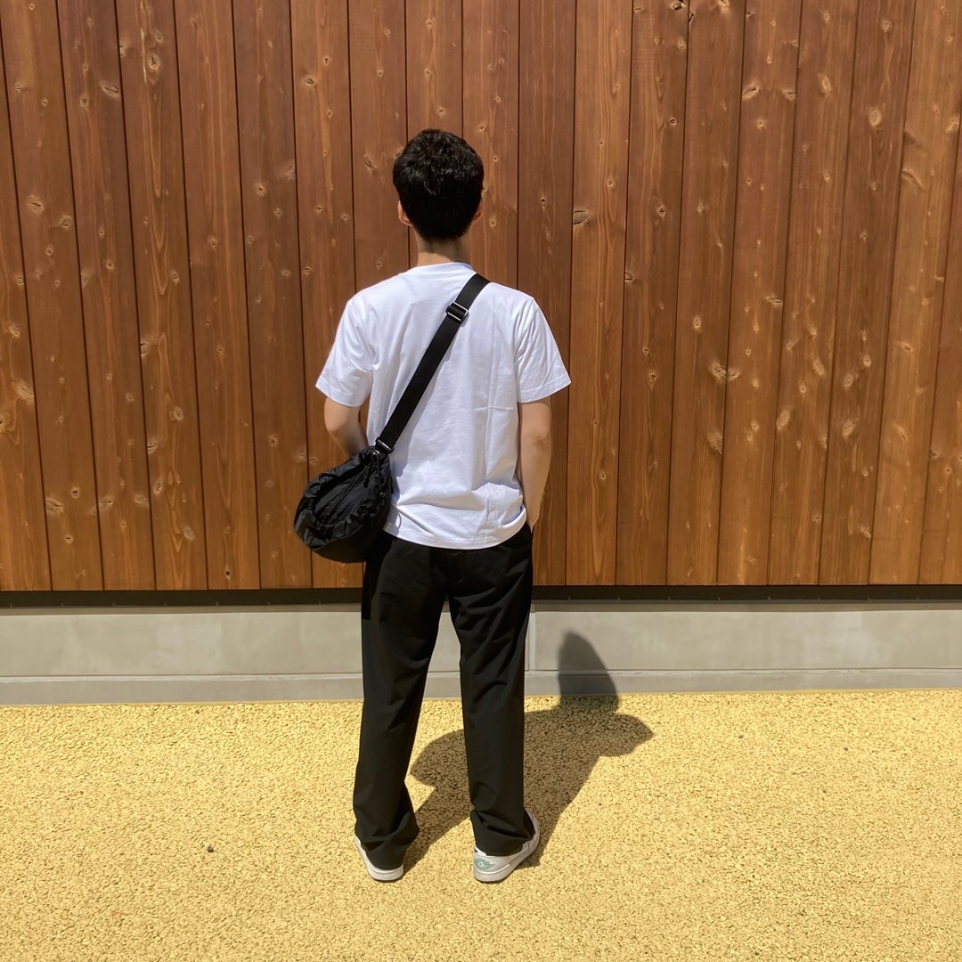 後ろ向きのスタッフ