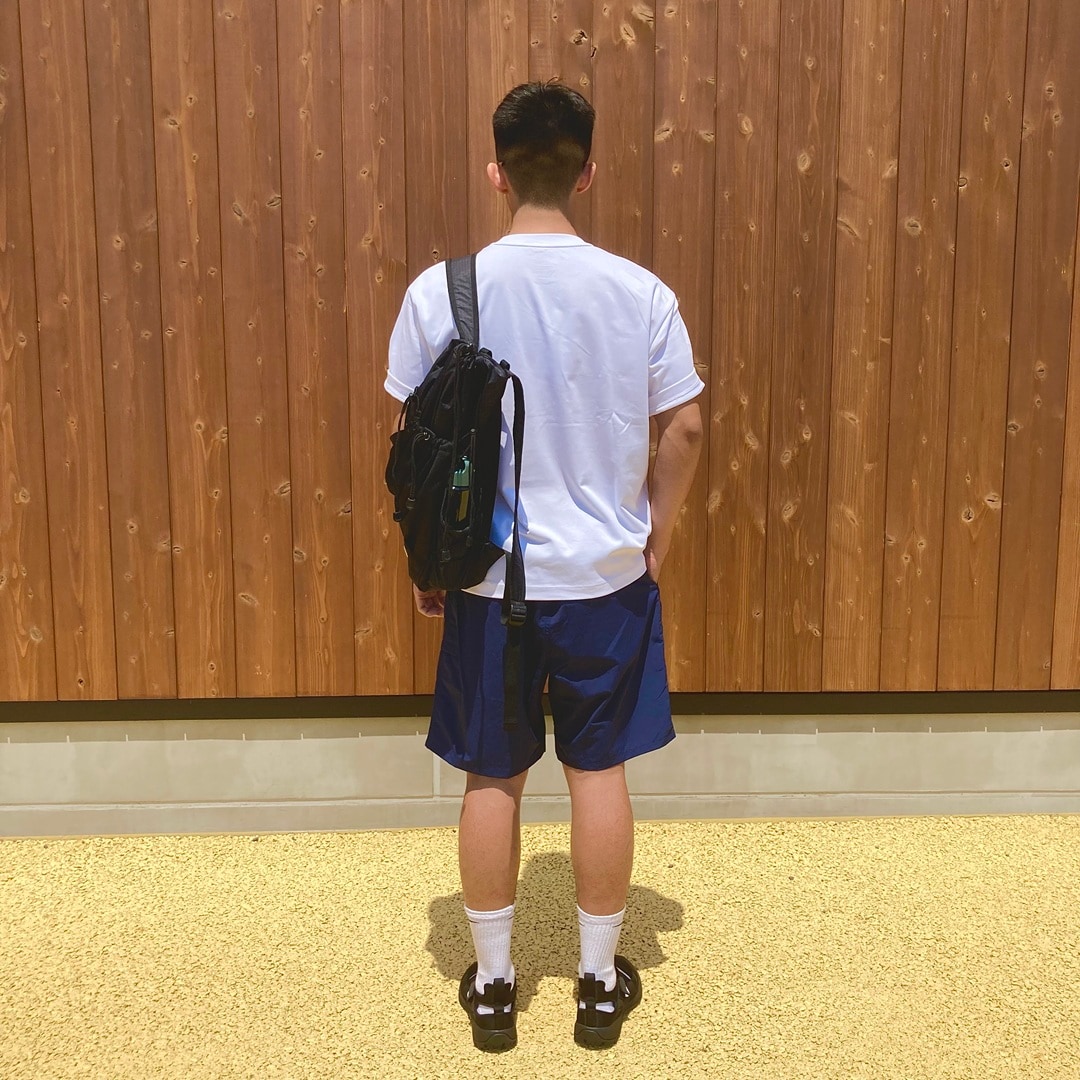 後ろ向きイメージ画像