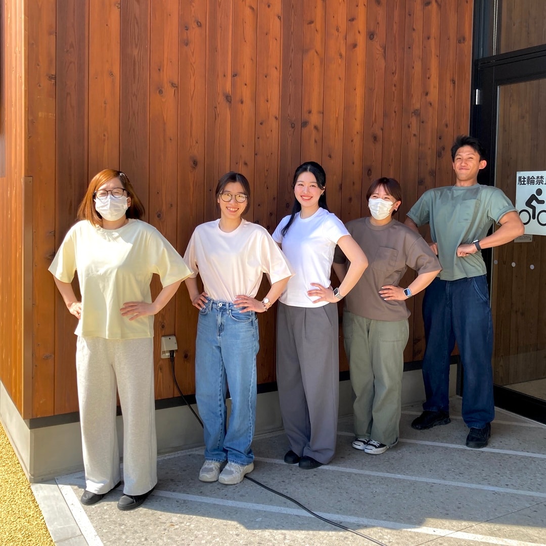 スタッフ五人が涼感Tシャツを着用している