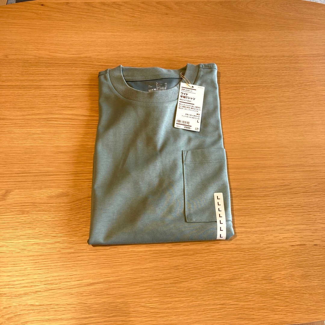 机の上に畳んである涼感UVカットワイド半袖Tシャツ