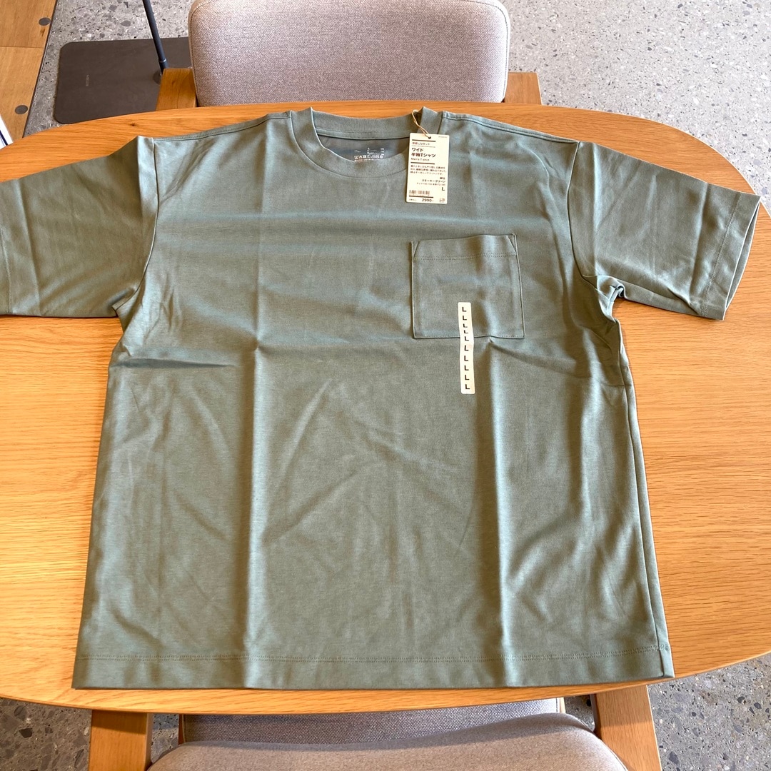 机の上に広げてある涼感UVカットワイド半袖Tシャツ