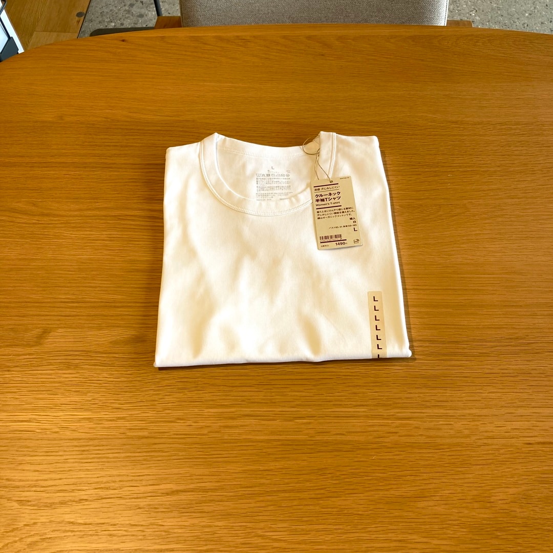 机の上に畳んである涼感汗染みしにくいクルーネック半袖Tシャツ