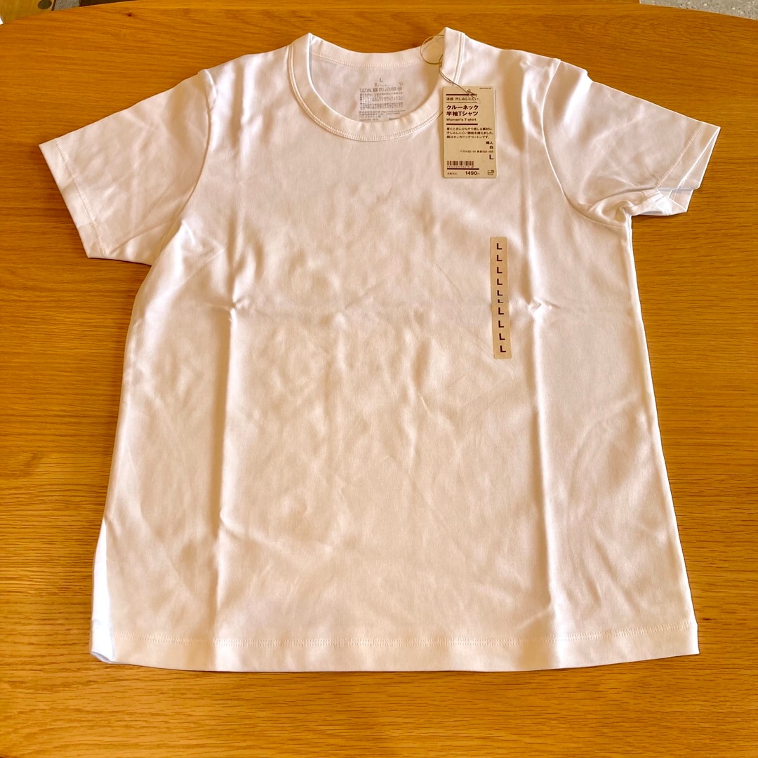 机の上に広げてある涼感汗染みしにくいクルーネック半袖Tシャツ