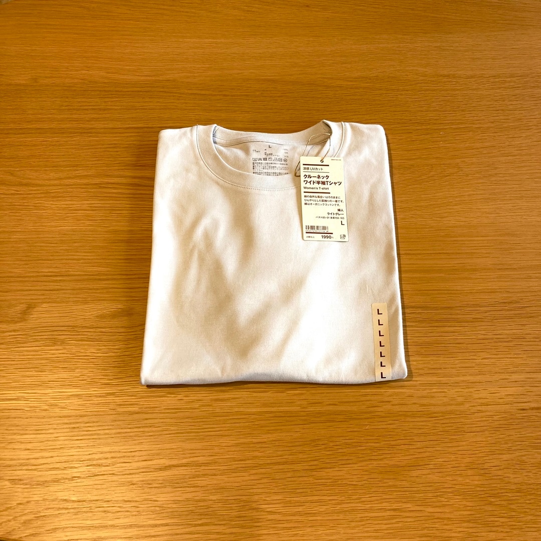 机の上に畳んである涼感UVカットクルーネックワイド半袖Tシャツ