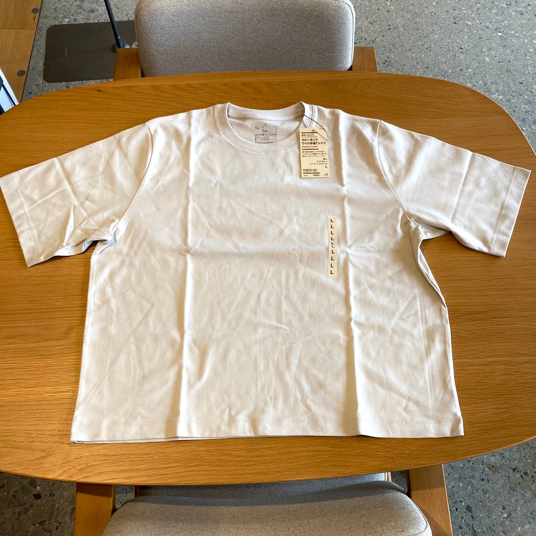 机の上に広げてある涼感UVカットクルーネックワイド半袖Tシャツ