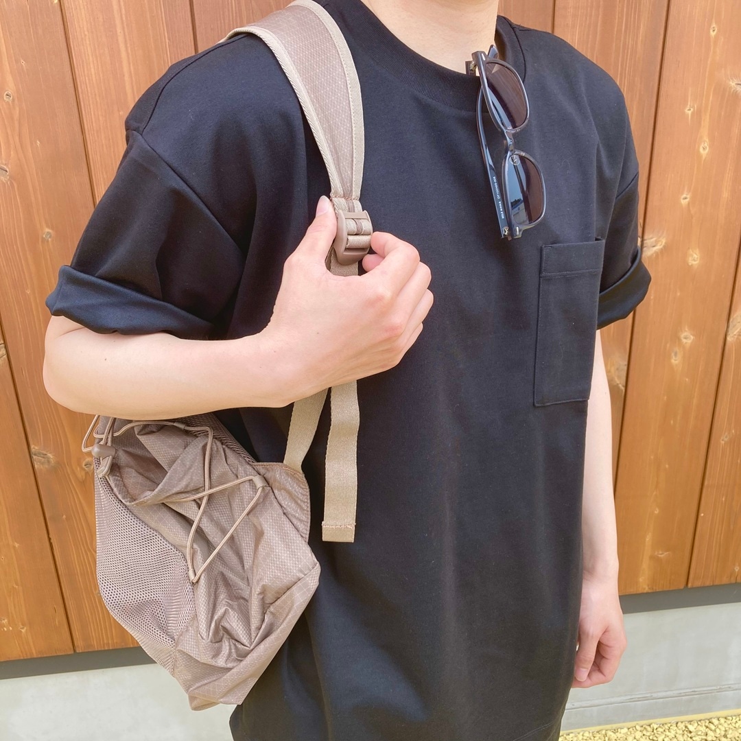 Tシャツの襟にサングラスがかけてある