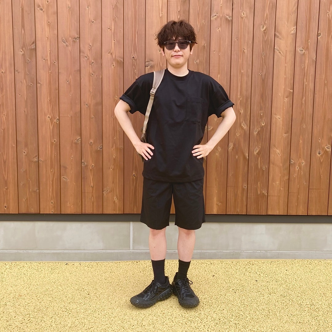 腰に手を当てて笑顔なスタッフ