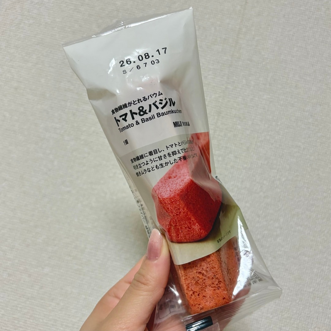 「食物繊維がとれるバウム　トマト＆バジル」を手に持ったイメージ画像