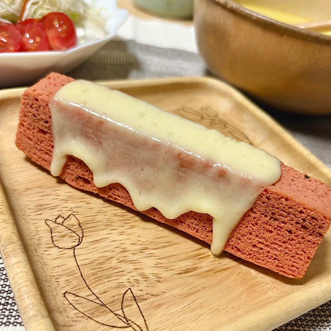 チーズをのせた「食物繊維がとれるバウム　トマト＆バジル」を拡大したイメージ画像