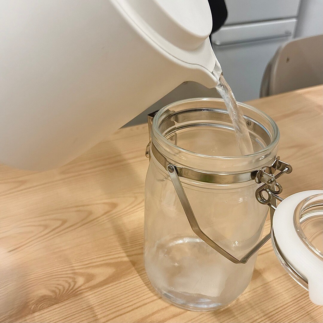 「果実酒用ビン」を熱湯殺菌するイメージ画像