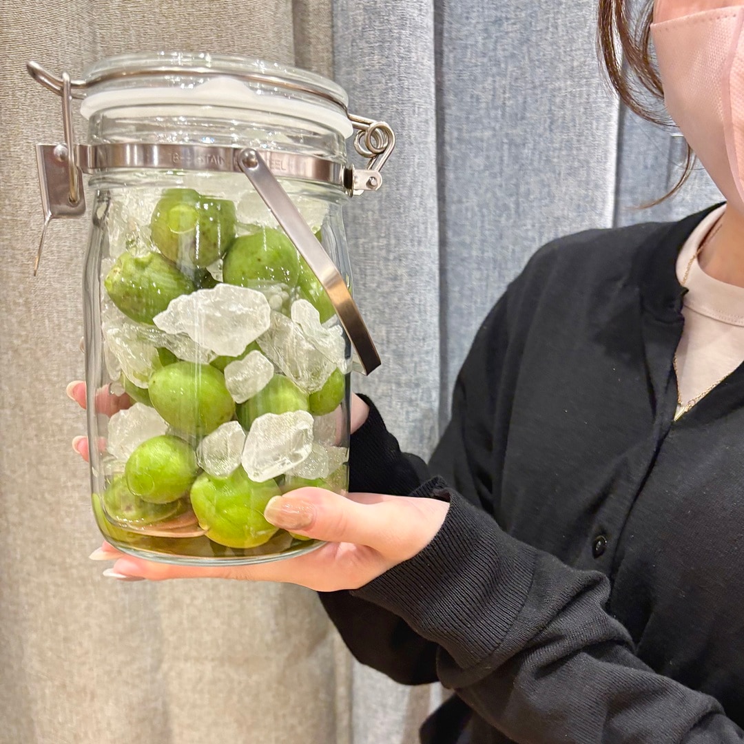 仕込みを終えた「梅シロップ」を抱えているイメージ画像