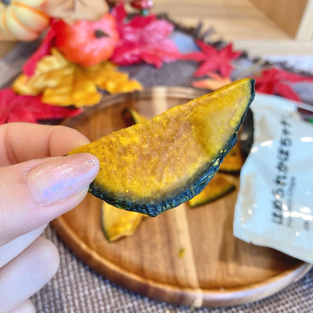 「ほめられかぼちゃチップ」を手に持ったイメージ画像