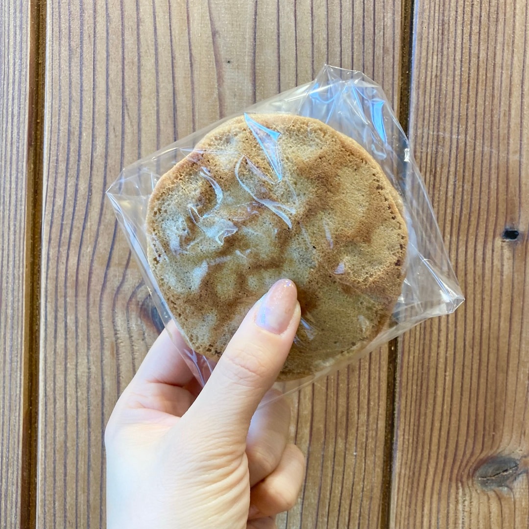 「もち入り栗とら焼き」を手に持ったイメージ画像