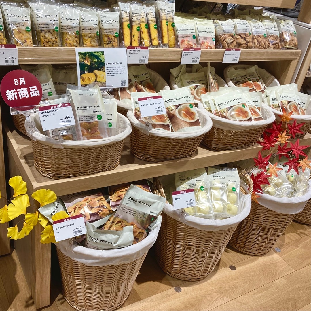 秋限定のお菓子売場イメージ画像