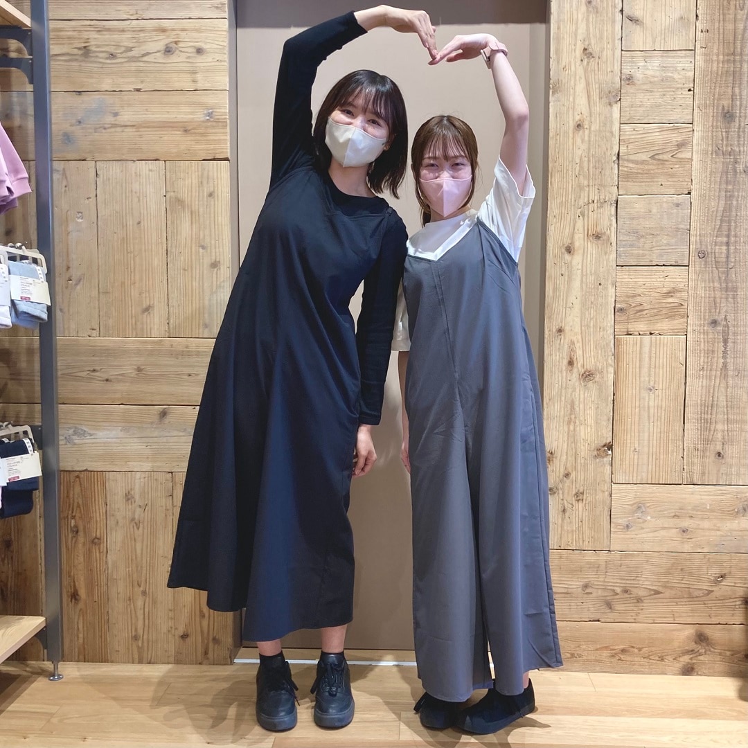 「婦人　風を通す　ストレッチサッカー　サロペット」スタッフ着用画像