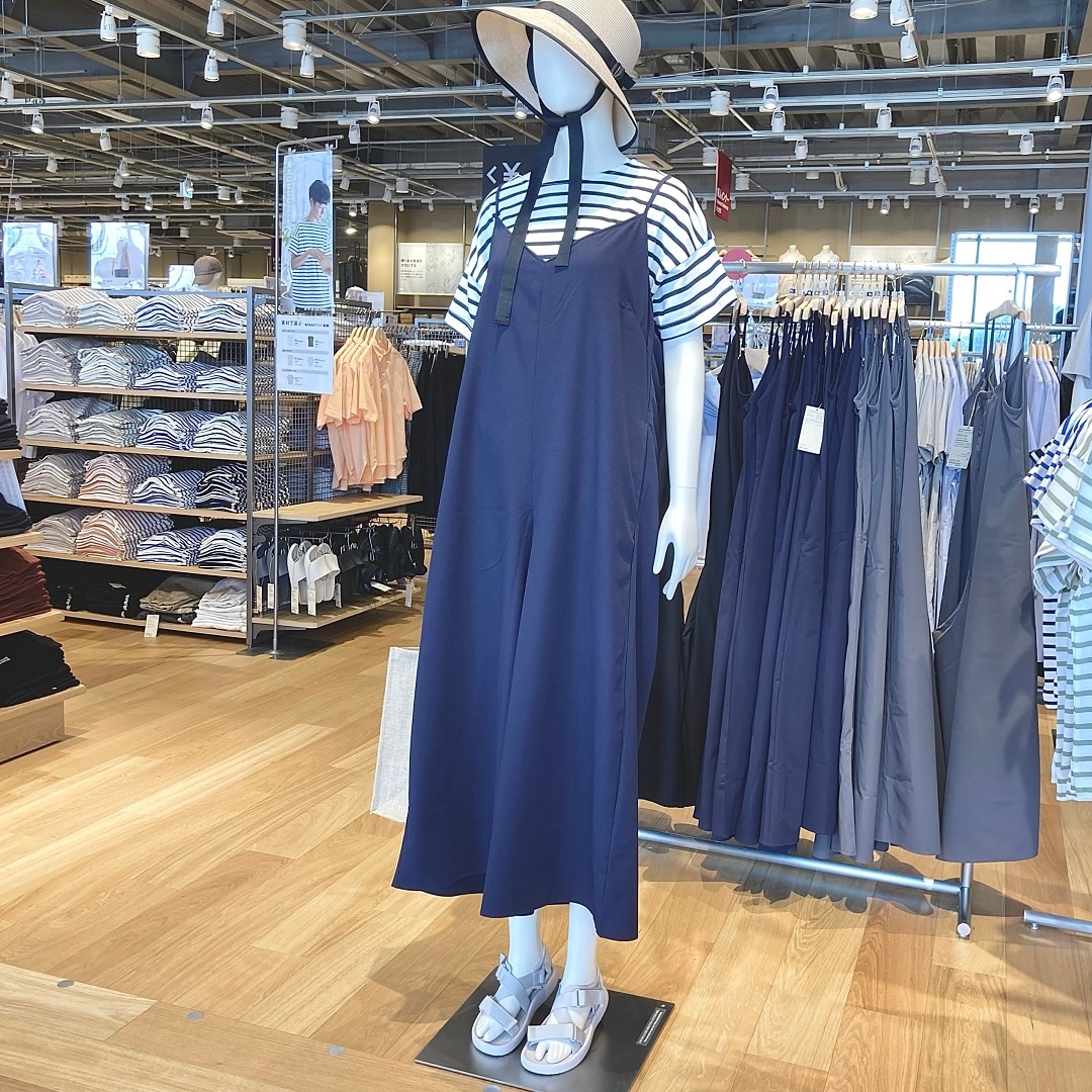 「婦人　風を通す　ストレッチサッカー　サロペット」マネキン着用画像