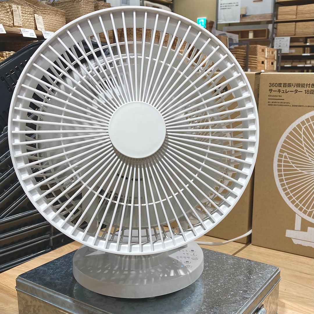正面を向くサーキュレーターのイメージ画像