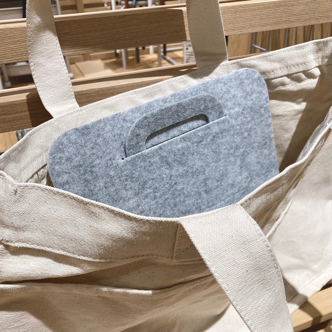 「消臭機能付き　くりかえし使える除湿シート　ハンガー用」バッグに使用したイメージ画像