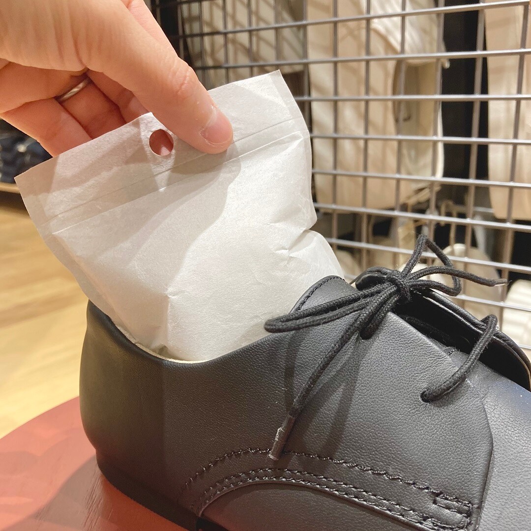 「消臭機能付き　くりかえし使える除湿剤」を靴に入れるイメージ画像