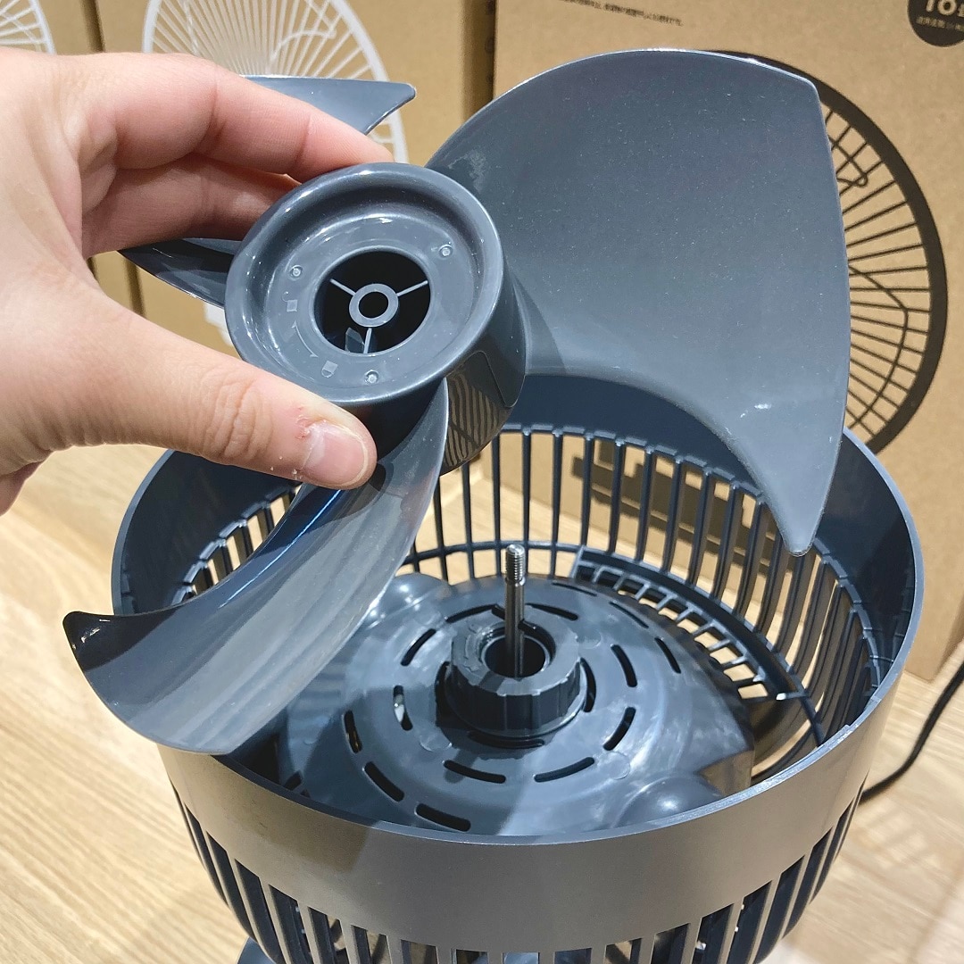 「３６０度首振り機能付きサーキュレーター」羽根を本体から取り外すイメージ