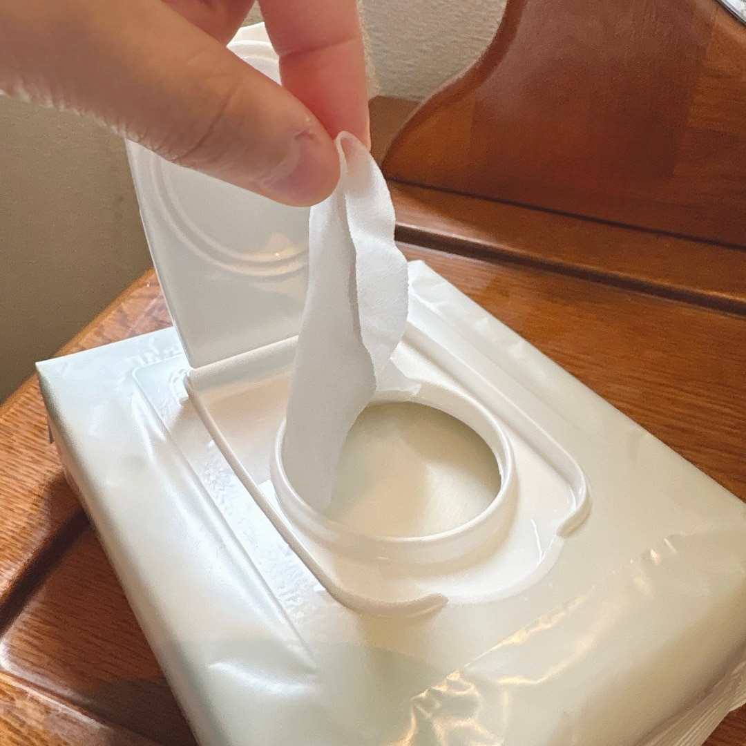 「発酵導入エッセンスパッド」を1枚取り出す様子