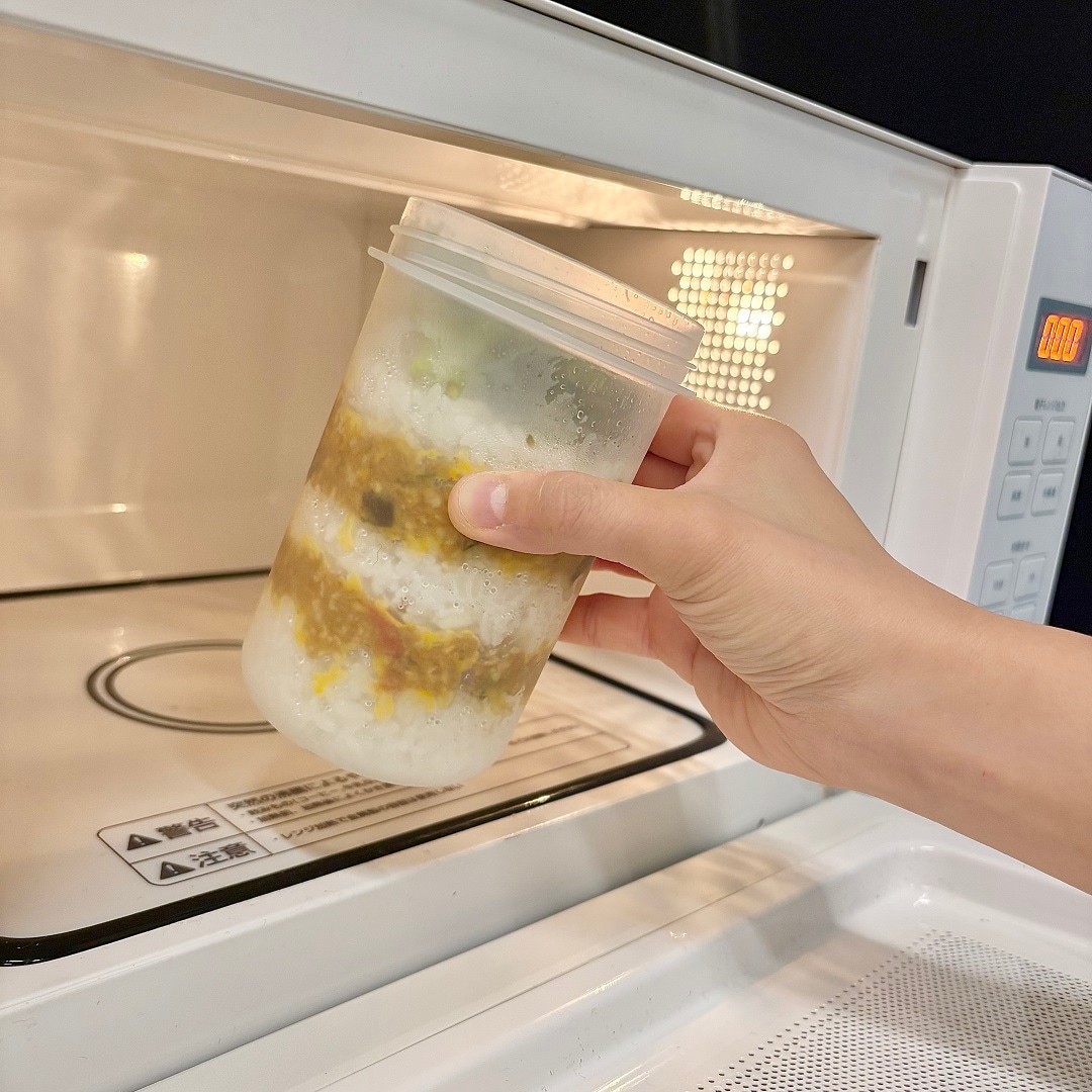 「トッピングカップ付き ランチカプセル」でつくったお弁当をレンジで温めるイメージ画像